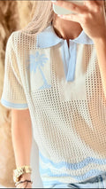 Buzo Palmera tejido para mujer con cuello polo, manga corta, diseño de palmeras y franjas en contraste.