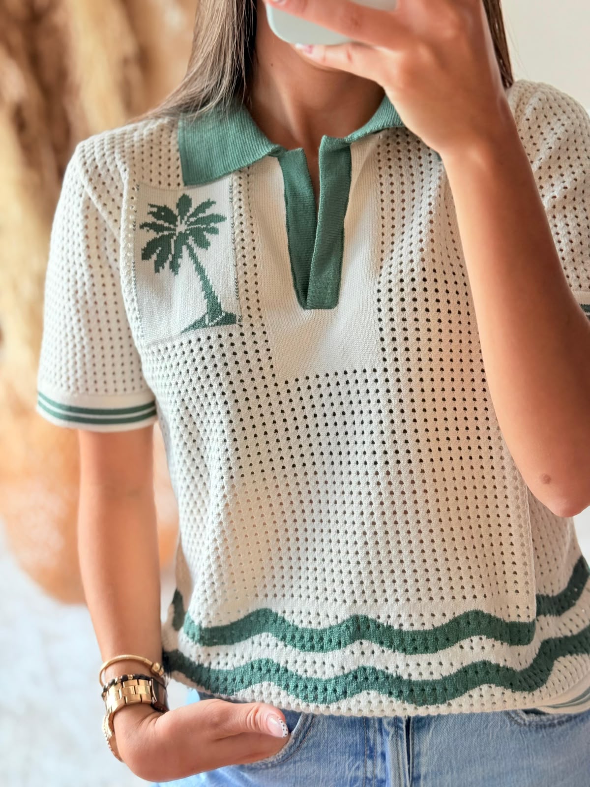 Buzo Palmera tejido para mujer con cuello polo, manga corta, diseño de palmeras y franjas en contraste.