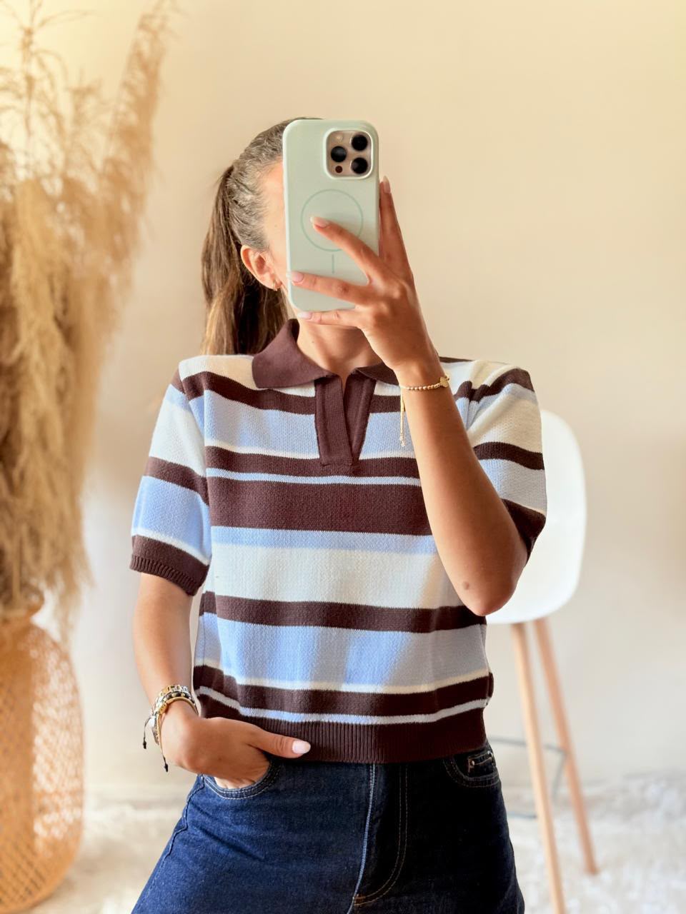 Buzo Lola tejido cuello polo de rayas café azul cielo y marfil.
