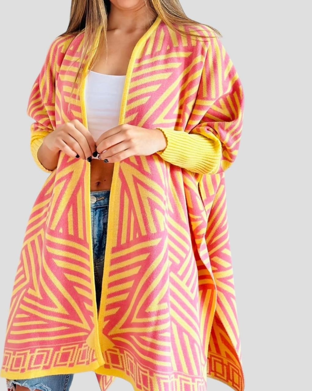 Saco geométrico tejido para mujer en tonos naranja, abierto, con diseño de líneas geométricas.