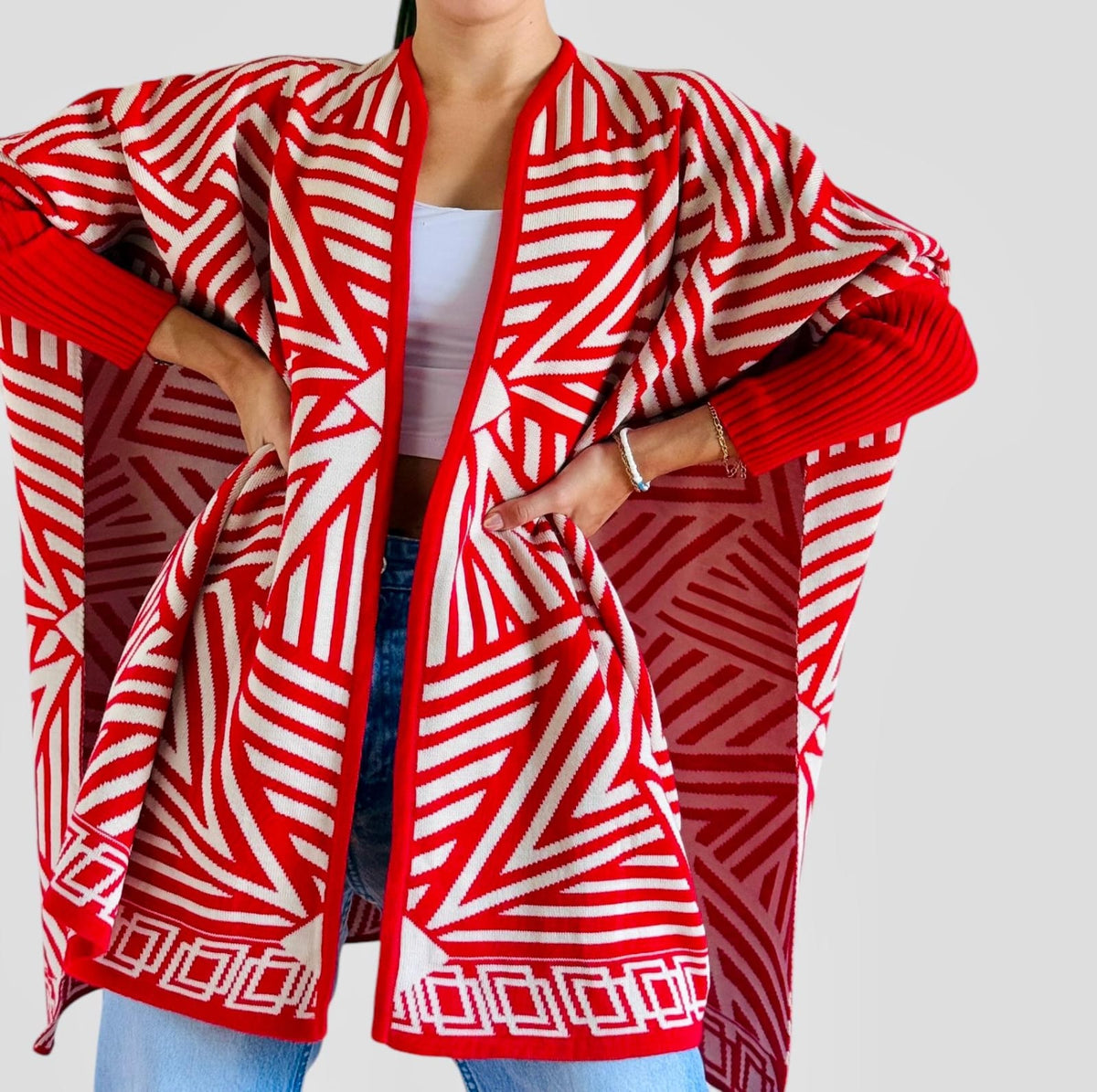  Saco geométrico tejido para mujer en rojo y marfil, abierto, con mangas amplias y figuras en contraste.